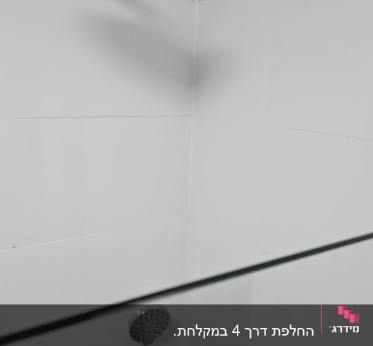 מקלחת עם ראש מקלחת וכיור